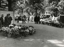 403793 Gezicht op de bloemenmarkt op het Janskerkhof te Utrecht.